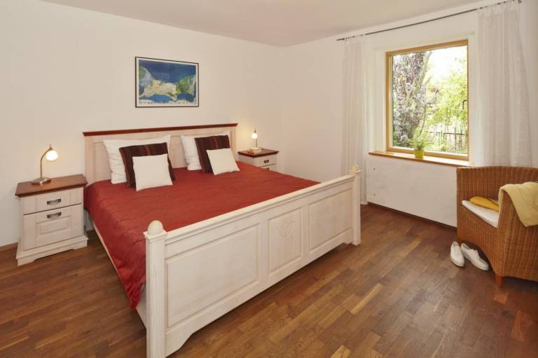 Gepflegtes Reetdachhaus auf großem Grundstück mit Badewanne und Terrasse in Heringsdorf