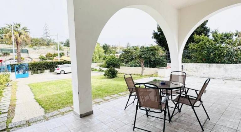 Vacation home with terrace, barbecue & yard — photo 4