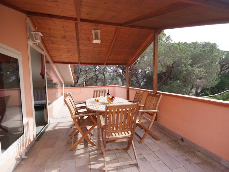 Vacation home with BBQ, terrace & yard — photo 3