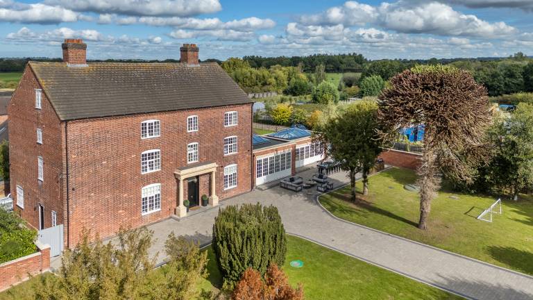 Cottage with sauna, garden & pool in Stafford