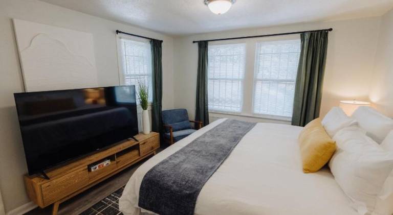 Centrally Located King Bed Midtown Liberty 2695 UP — photo 2