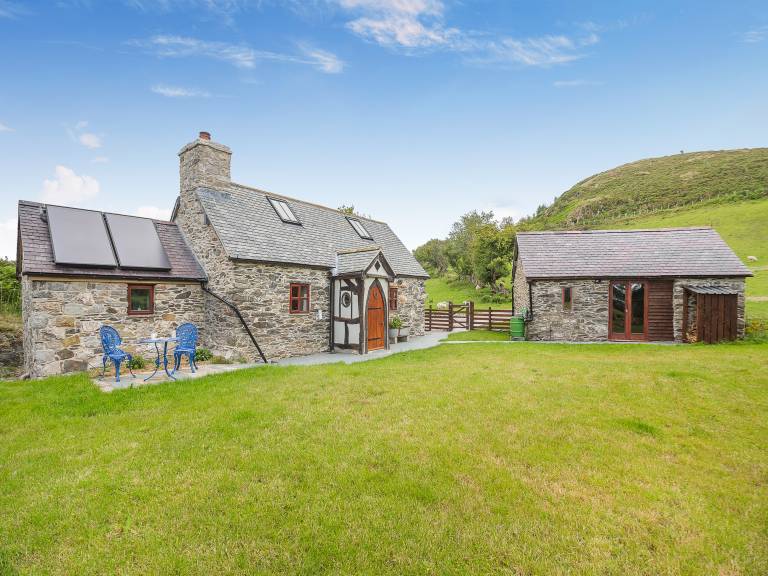 Family-friendly lovely cottage with barbecue & yard | Pet-friendly in Conwy
