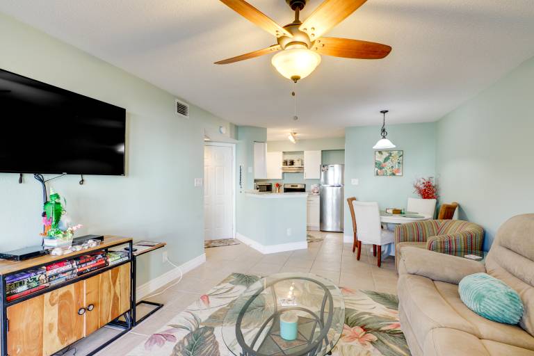Walk to Beach 1st Floor Unit w Pool in Melbourne