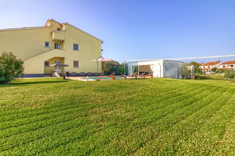 Lovely villa with BBQ & heated pool | Pet-friendly — photo 2