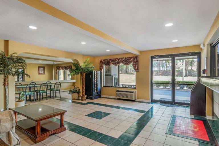 Econo Lodge Union City - Atlanta South — photo 5