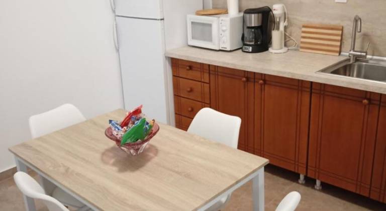 Charming vacation home with patio | Close to the beach | Pet-friendly — photo 3