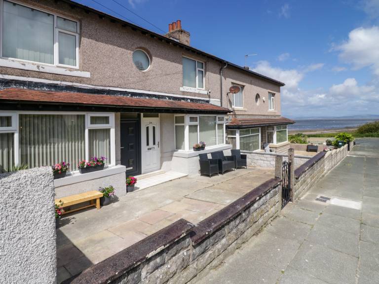 Cottage with yard | Beach view — photo 2