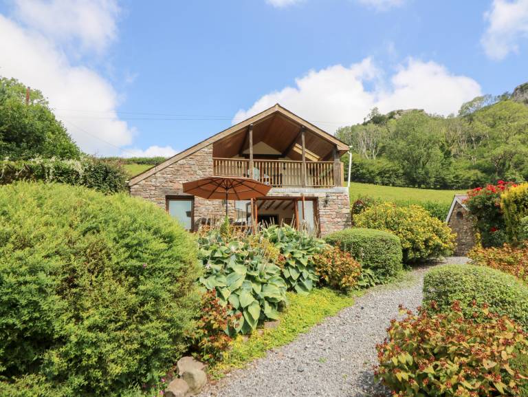 Family-friendly beautiful cottage with yard | Pet-friendly in Carmarthen