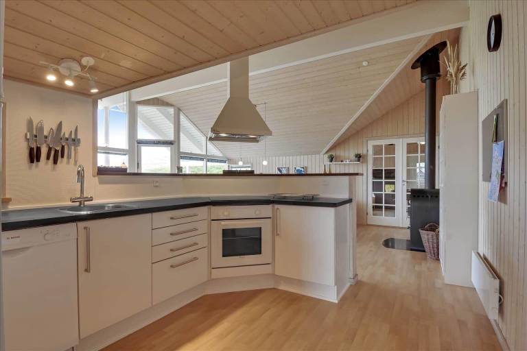 Fully equipped vacation home with hot tub, sauna & barbeque | Beach nearby | Pets allowed — photo 4