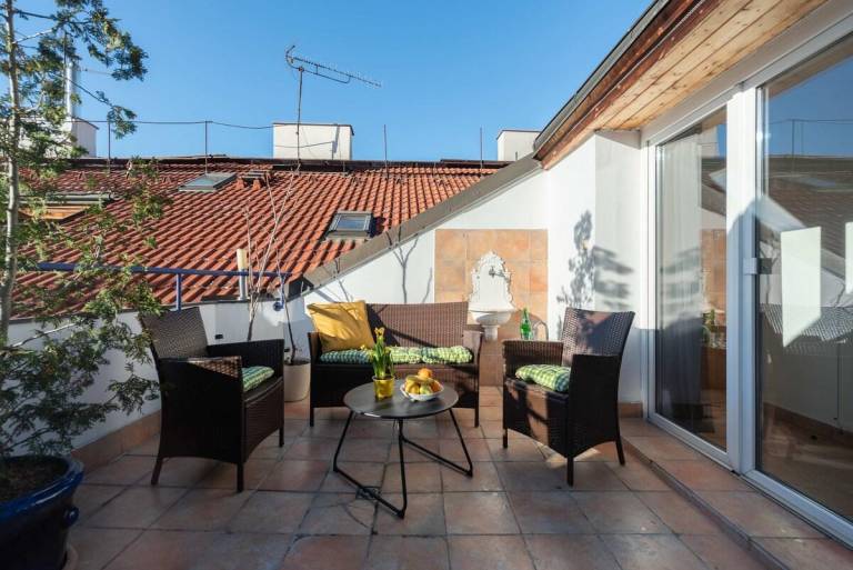 Charming holiday apartment with patio | Next to Wenceslas Square | Perfect for remote work | Dogs allowed — photo 4