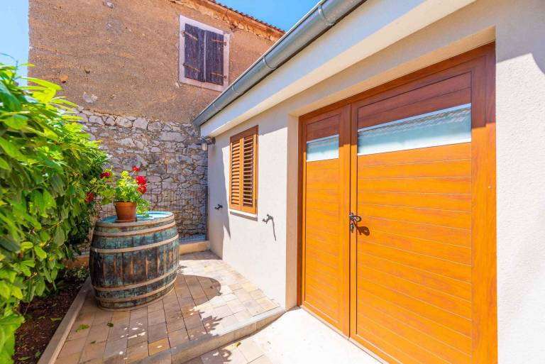 House with hot tub, barbeque & patio — photo 4