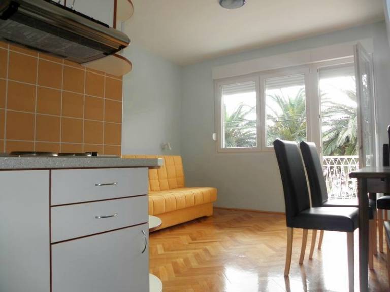 Holiday apartment with patio & BBQ — photo 2