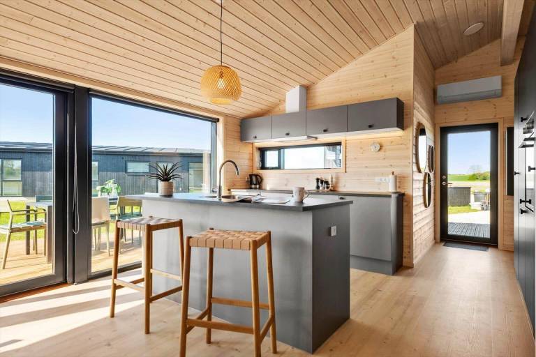 Family-friendly lovely vacation home with barbeque, hot tub & patio | Pets are welcome — photo 3