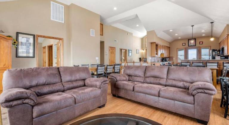 Vacation home with hot tub & pool — photo 4