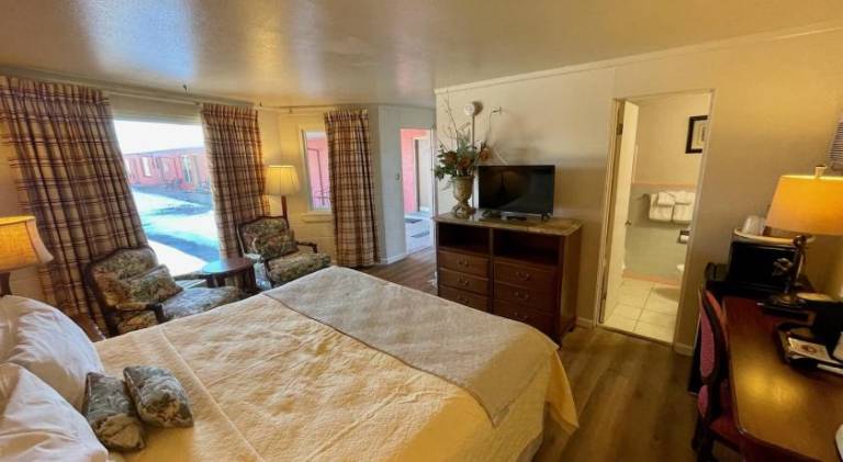 Lodge with yard, pool & patio | Pet-friendly — photo 2