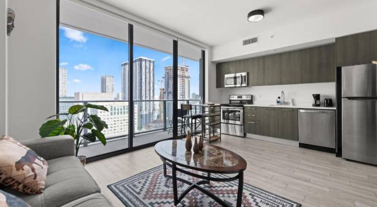 Breezy Stays Luxury Residences - near Kaseya Center — photo 2