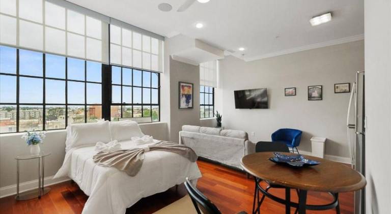 Apartment with pool in Philadelphia, PA