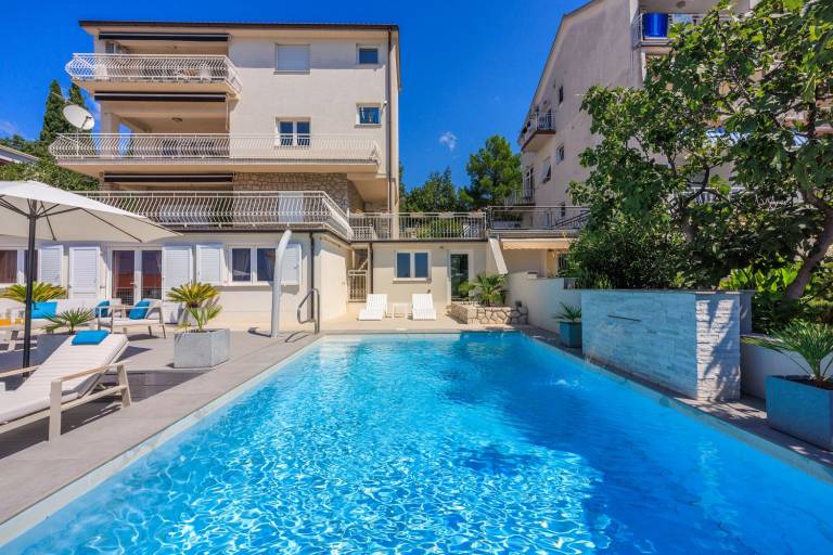 Unique apartment just 500 metres from the sandy beach with pool, home cinema, billiards and tennis lessons — photo 2