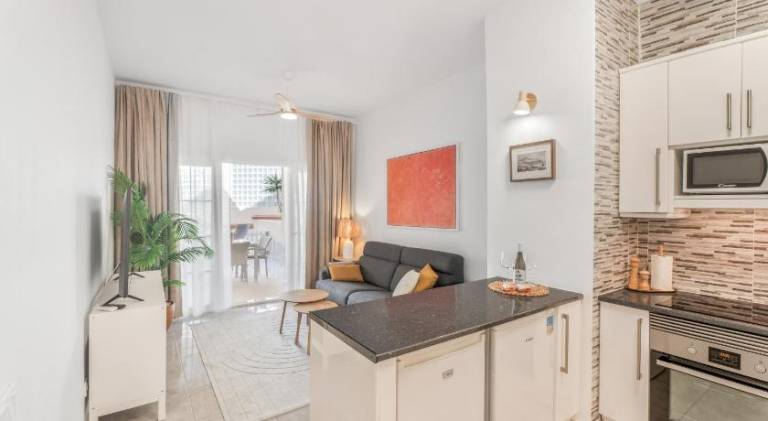 Serviced apartment with pool, yard & patio | Close to the beach | Pets allowed — photo 3