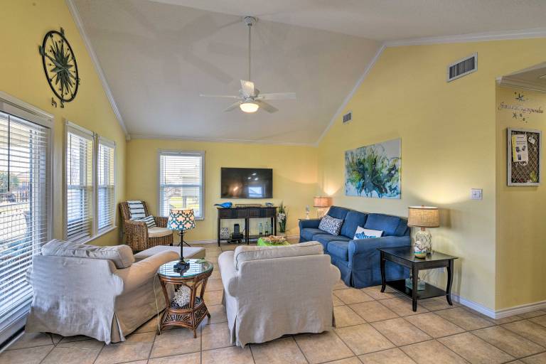 Walk to Galveston Beach: Pet-Friendly Home w/ Deck — photo 5