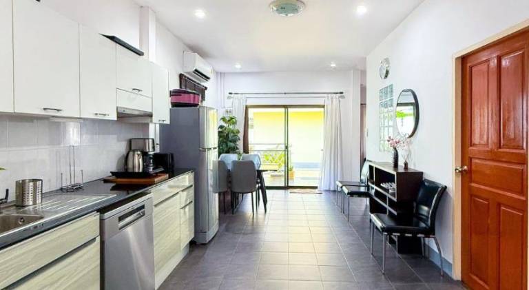 Apartment with pool — photo 4