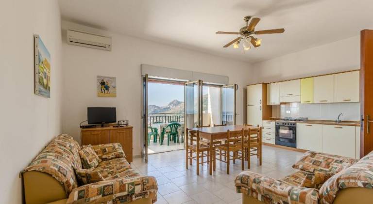 Apartment with yard, barbecue & patio | Beach nearby | Dogs allowed — photo 2