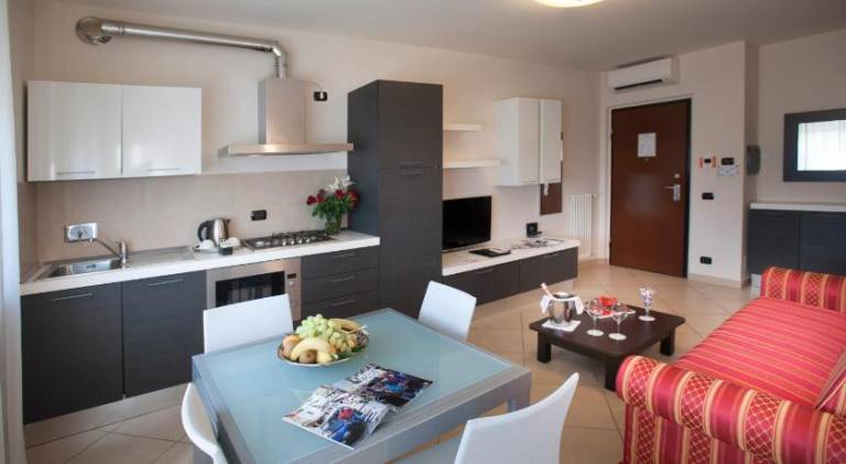 Serviced apartment with patio — photo 5