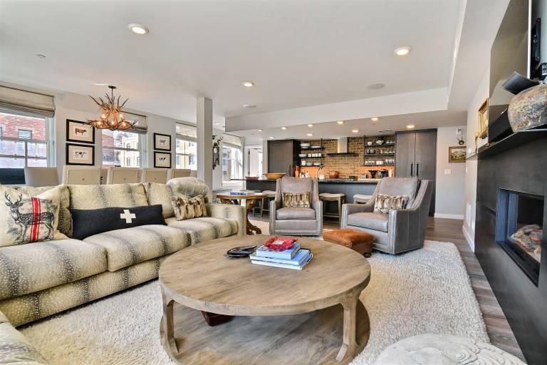 Family-oriented charming condo with barbeque & jacuzzi | Mountain view | Ski nearby | Pet-friendly — photo 2