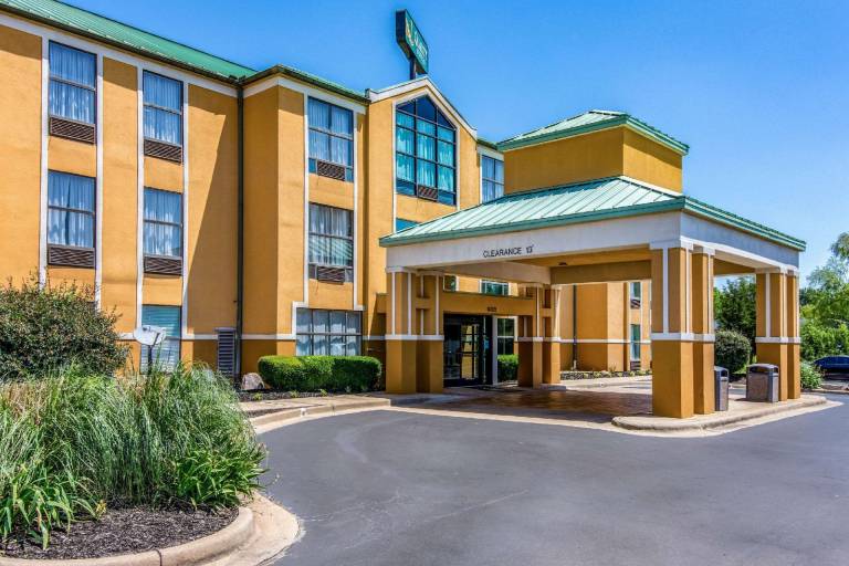 Quality Suites Maumelle - Little Rock Northwest in Maumelle, AR