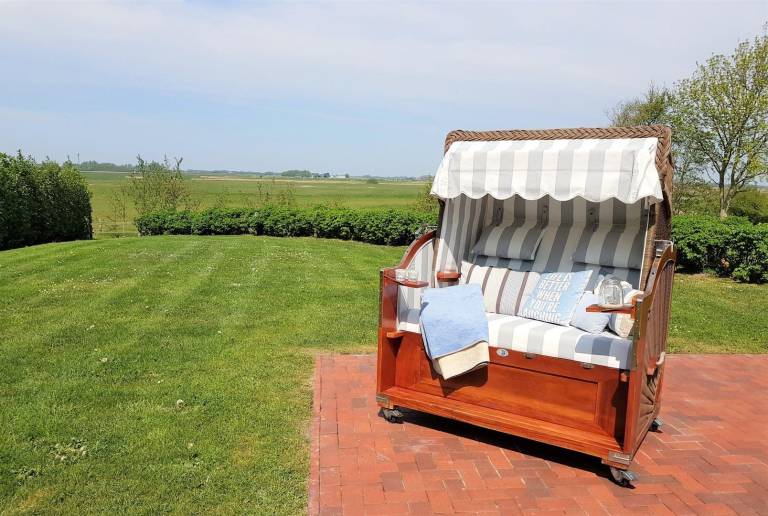 Vacation home with terrace & yard — photo 3