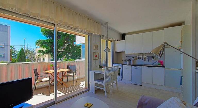 Apartment with pool — photo 4