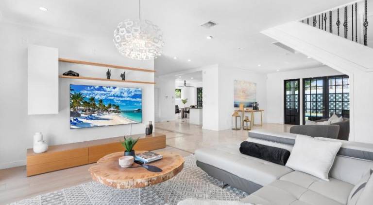 Vacation home with jacuzzi & pool — photo 2