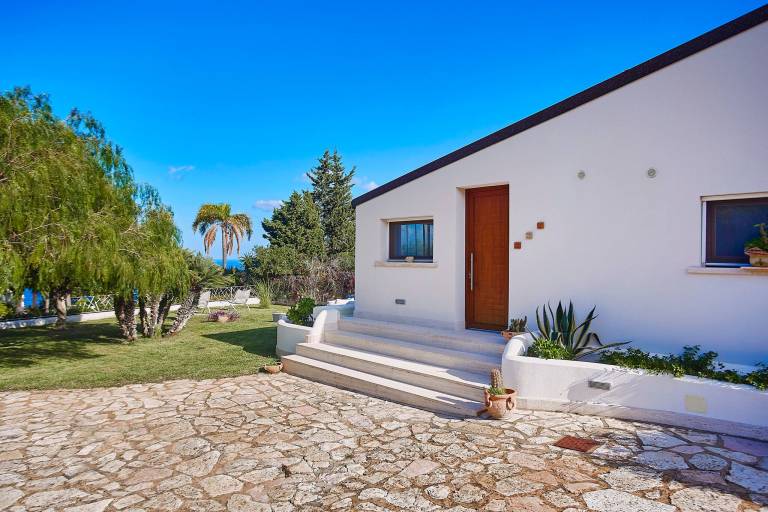 Villa with barbeque, garden & private pool — photo 2