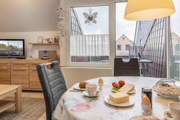 Neue Energie tanken: Die gemütliche Obergeschosswohnung in ruhiger Lage mit ca. 50 qm verfügt über einen kleinen, bezaubernden Balkon und kann 4 bis 5 Personen beherbergen. in Wittmund