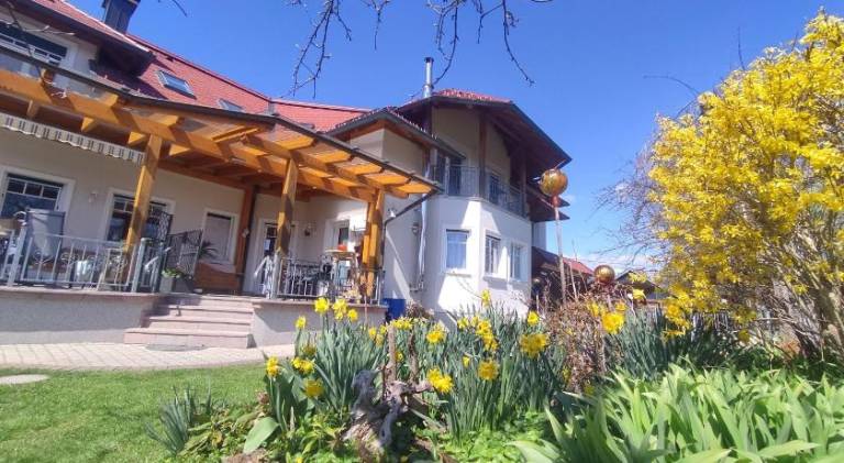 Holiday apartment with BBQ, garden & pool in Villach