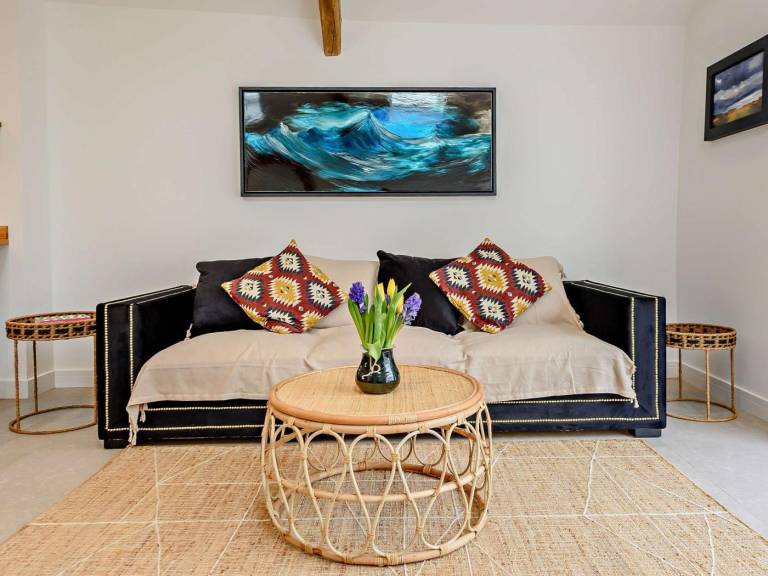 Pleasant cottage with hot tub & yard | Water view | Dogs allowed — photo 4