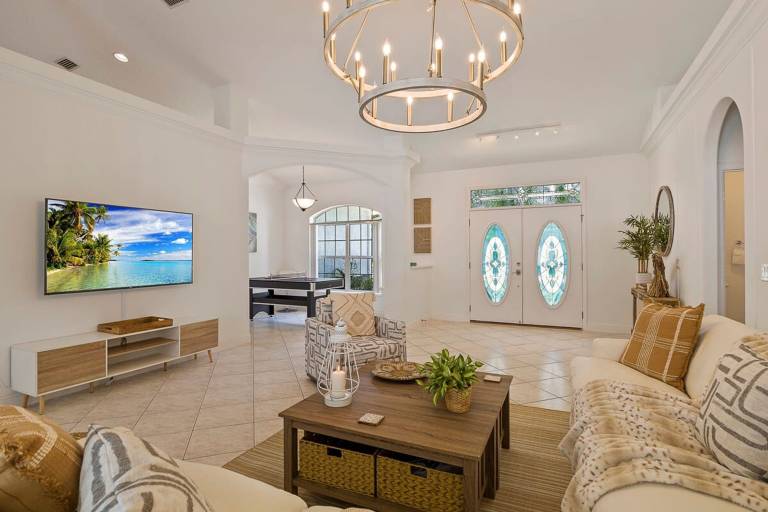 VILLA LAS PALMAS Beautiful Fenced-in Pool Home with Spa- Sleeps 8 — photo 5