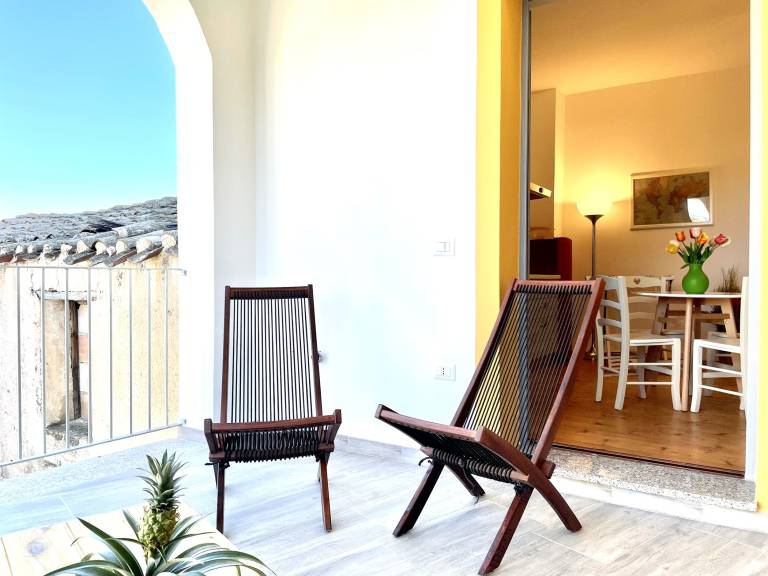 Apartment with patio | City view — photo 2
