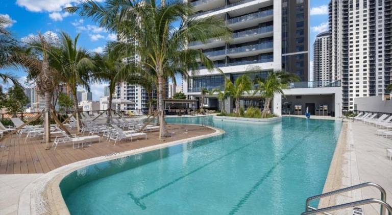 Apartment with pool in Miami, FL