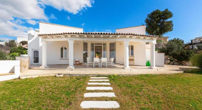 Villa with pool — photo 5