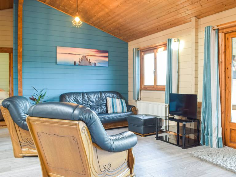 Family-oriented pleasant cottage with yard | River view | Pet-friendly — photo 5