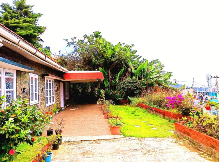 Villa with garden — photo 4