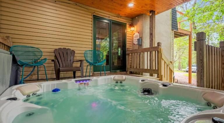 Vacation home with hot tub — photo 5
