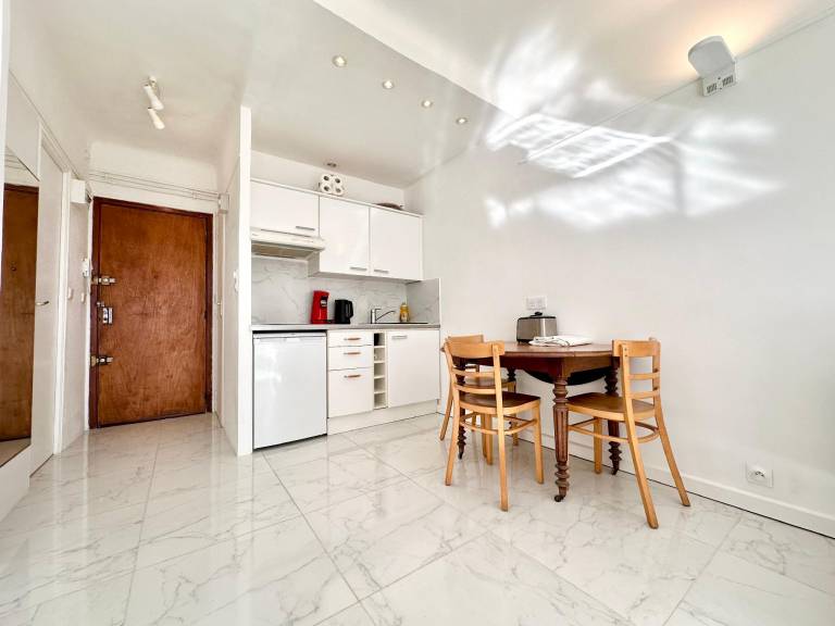 Pleasant rental apartment with patio | Close to the beach | Perfect for remote work | Pets allowed — photo 2