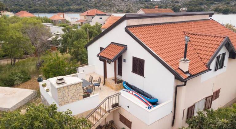 Holiday apartment with grill, terrace & yard — photo 4