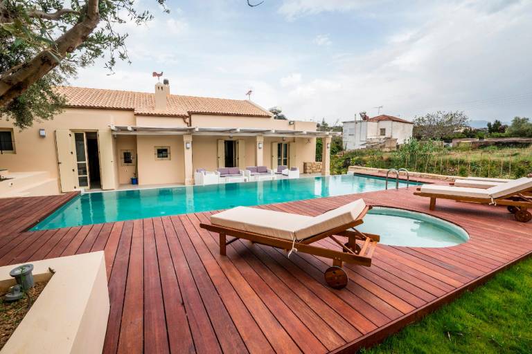 Villa with pool in Platanias