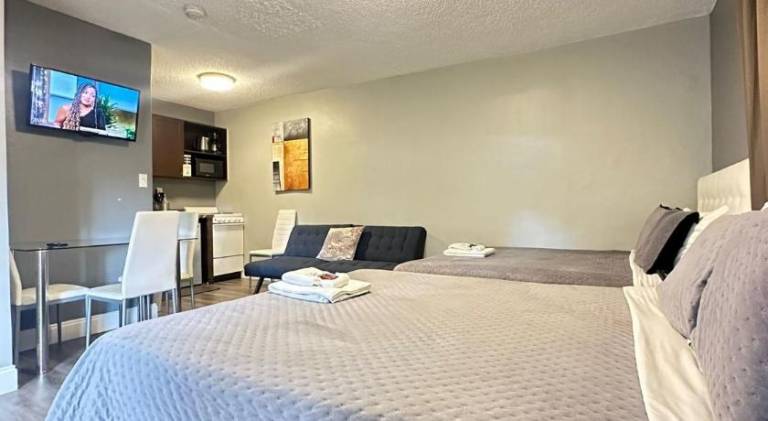 Apartment with barbecue, yard & pool | Pets allowed — photo 2