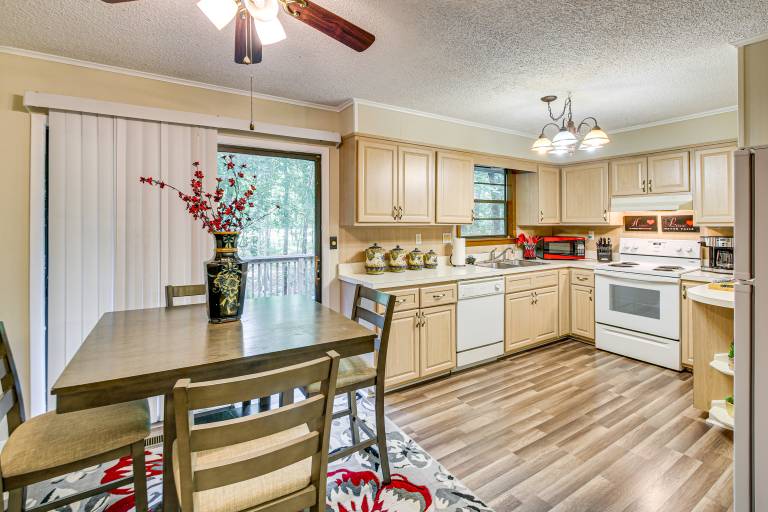 1/2 Mi to DeSoto Lake: Hot Springs Village Home — photo 5