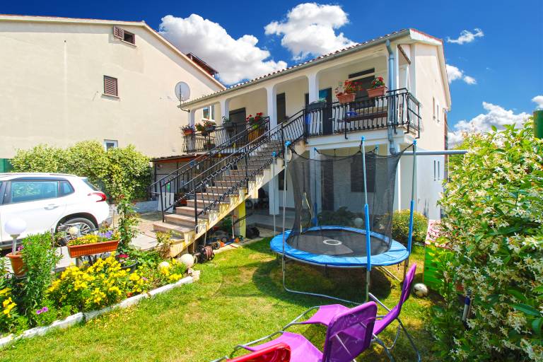 Holiday apartment with barbecue & patio — photo 3