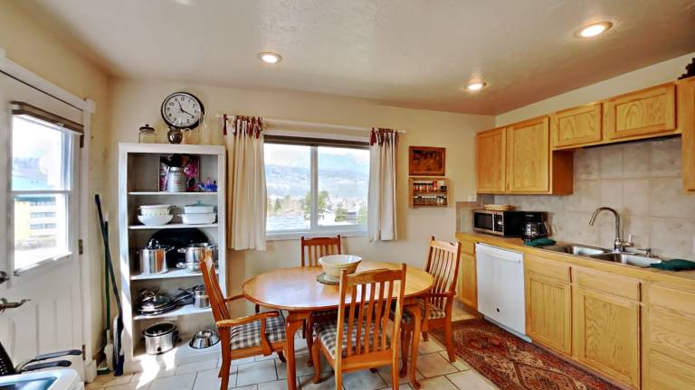 Cozy country-style home, relaxing views off the deck, and dog friendly! — photo 4